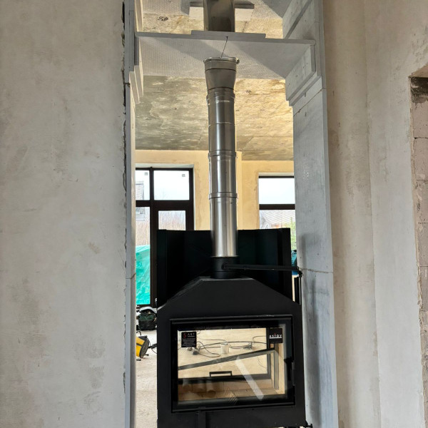 Монтаж тоннельной каминной топки ASTOV ПТ 8057 с шибером и комплектующими в бетонном доме Монтаж тоннельной каминной топки ASTOV ПТ 8057 с шибером и комплектующими в бетонном доме