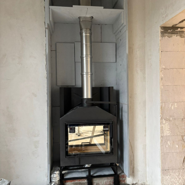 Монтаж тоннельной каминной топки ASTOV ПТ 8057 с шибером и комплектующими в бетонном доме Монтаж тоннельной каминной топки ASTOV ПТ 8057 с шибером и комплектующими в бетонном доме