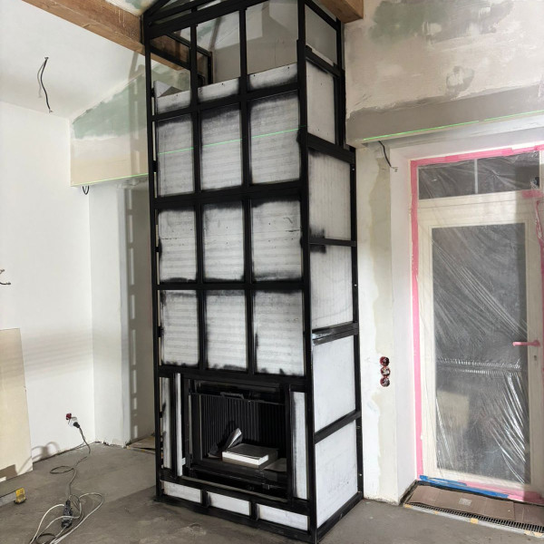 Монтаж каминной топки ASTOV ПС 8063 с комплектующими в дом Монтаж каминной топки ASTOV ПС 8063 с комплектующими в дом