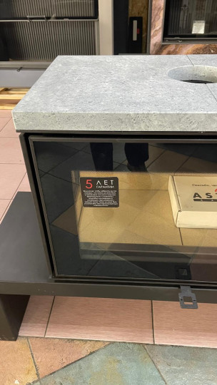 Печь-камин Astov КУБ 3С 800 на подиуме верхняя крышка камень талькомагнезит Печь-камин Astov КУБ 3С 800 на подиуме верхняя крышка камень талькомагнезит
